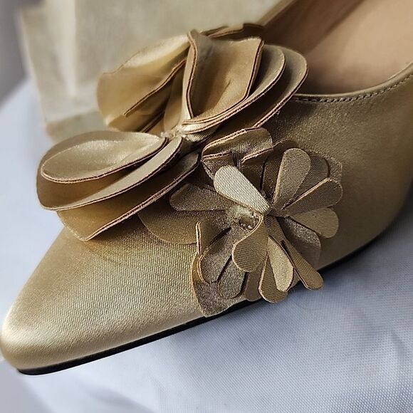Champagne Gold Floral Kitten Heels Size 8 M - Picture 13 of 16